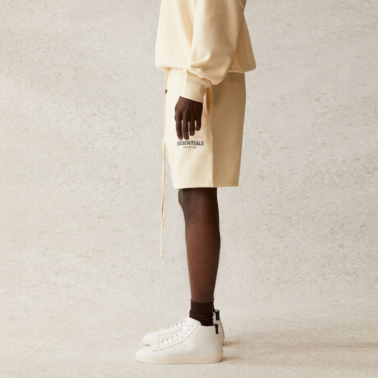 SS21 Повседневные шорты унисекс кремового цвета Fear Of God Essentials, кремовый — фото 2