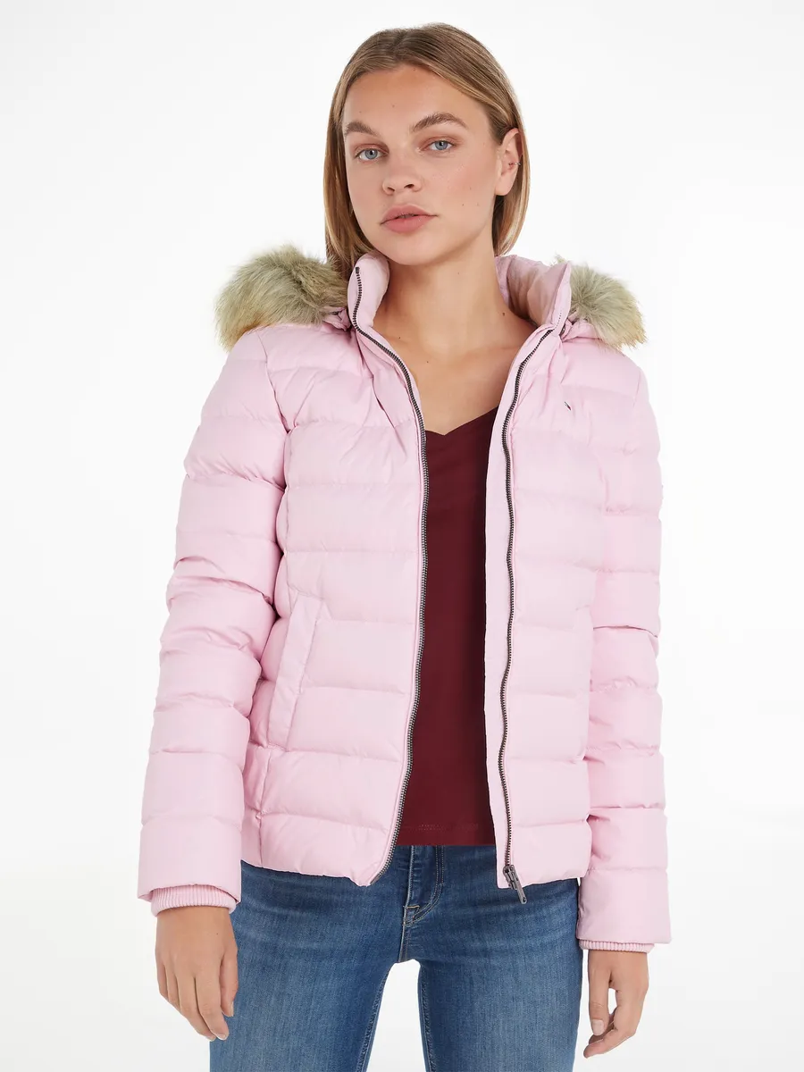 

Пуховик Tommy Jeans "BASIC HOODED DOWN JACKET", с капюшоном, с искусственным мехом на капюшоне и флажком с логотипом Tommy Jeans, цвет French-Orchid