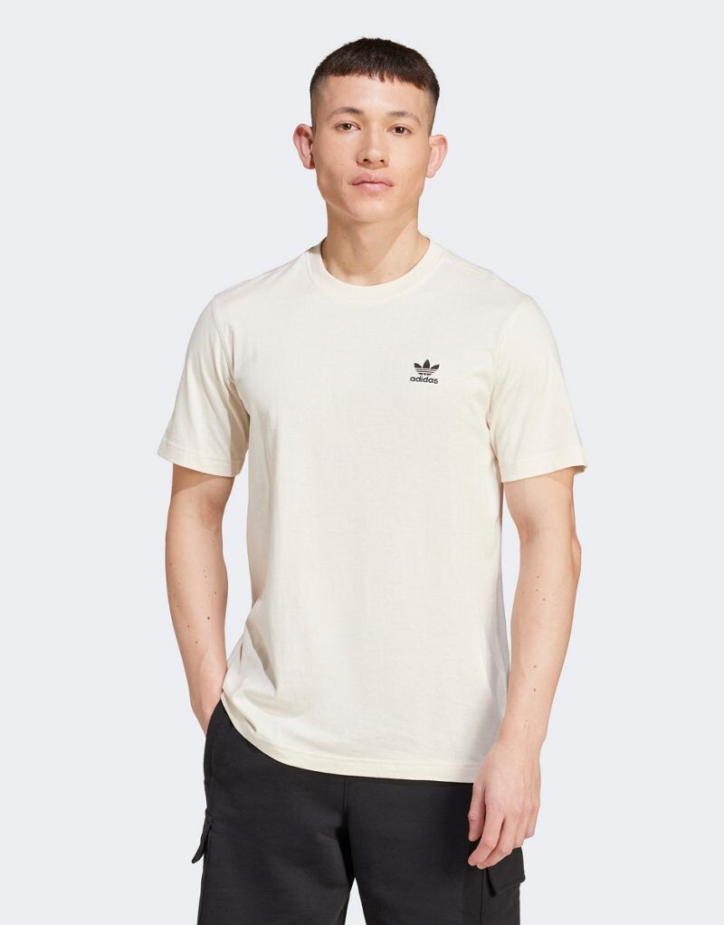 

Белоснежная футболка adidas Essential