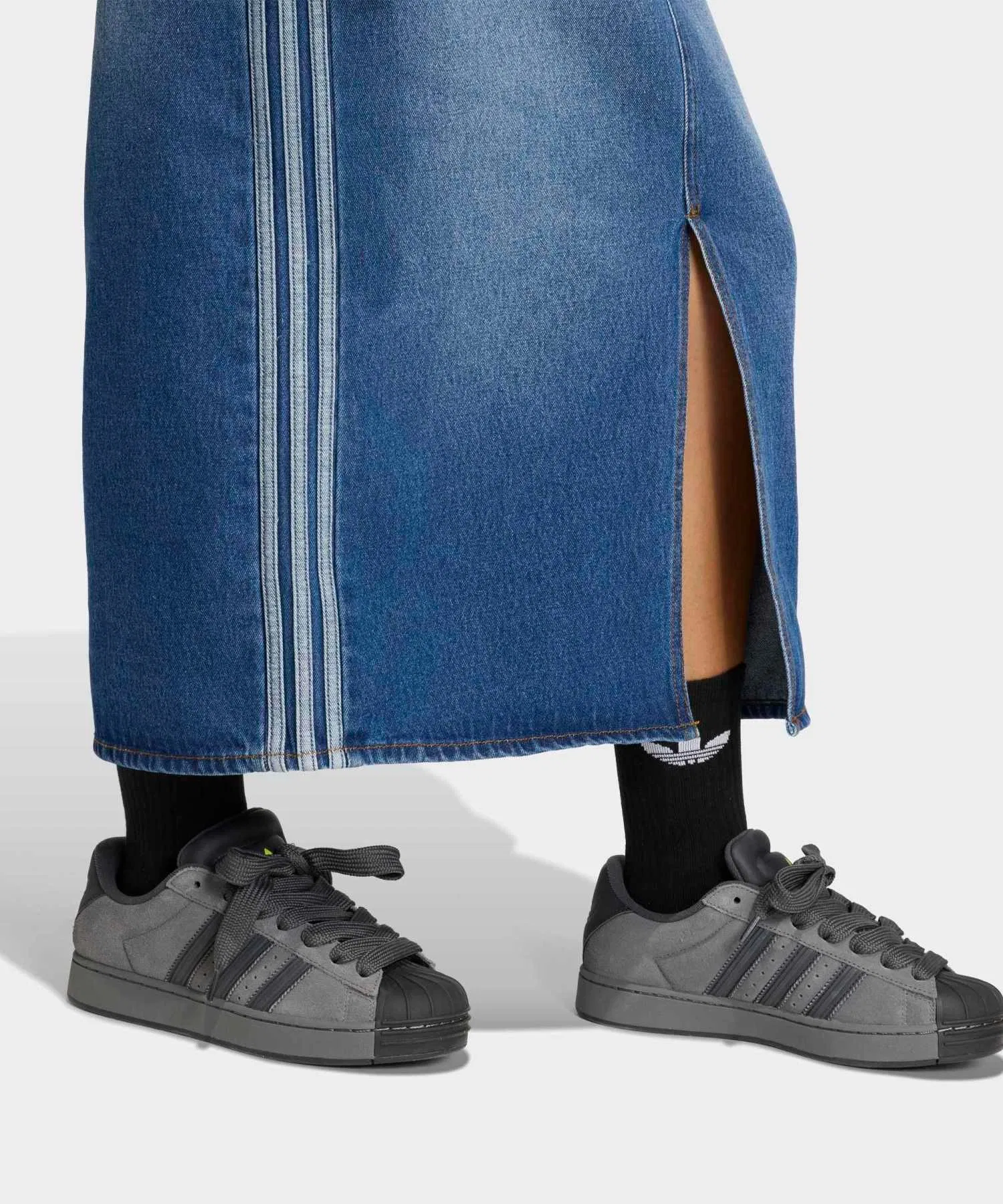 Джинсовая юбка-карандаш с тремя полосками / adidas Originals — фото 3