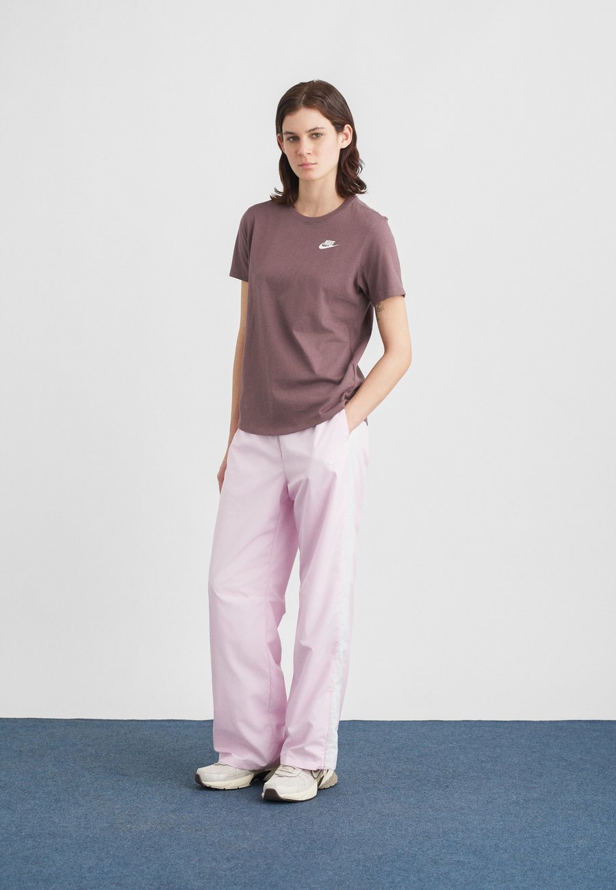 Футболка Nike Sportswear CLUB TEE, Tattoo/Brown — фото 2