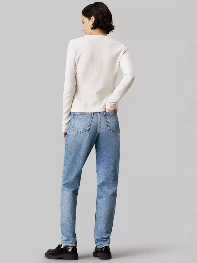 Джинсы Calvin Klein Jeans Mom Tapered, цвет washed blue — фото 2