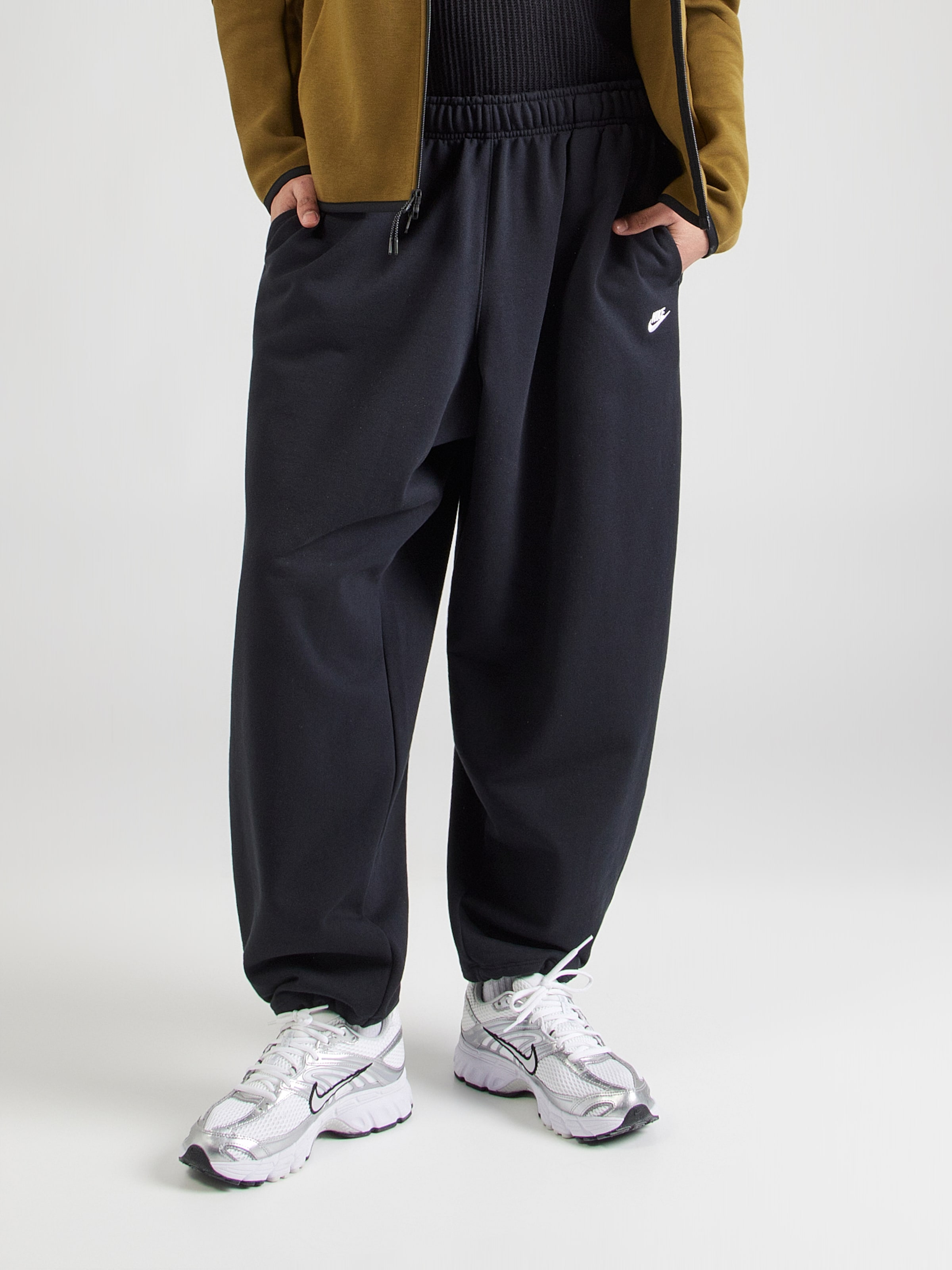 Nike Sportswear Широкие брюки 'CLUB OS' в черном цвете — фото 3