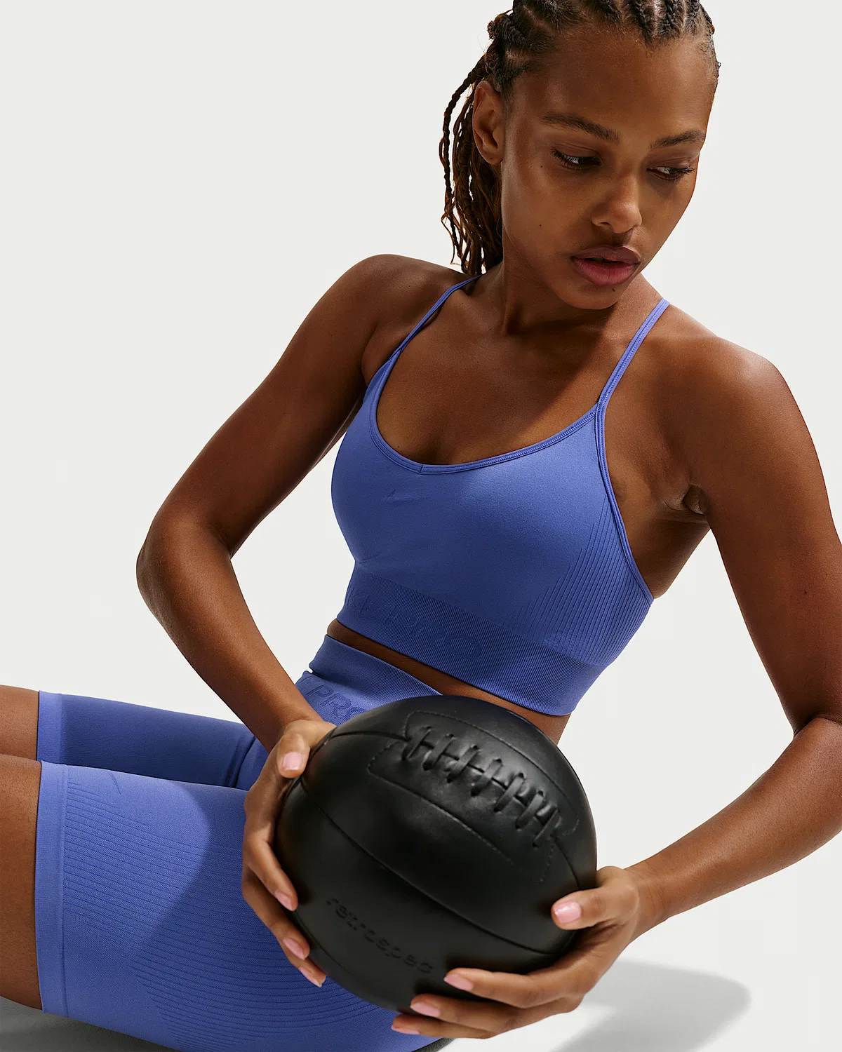 Женский спортивный бюстгальтер Nike Pro Seamless с легкой поддержкой и чашками, Sapphire — фото 3