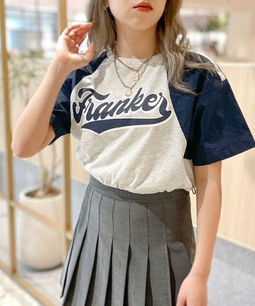 

Женская футболка-реглан спортивная укороченная, с двухцветным принтом из вспененного материала и акцентами с логотипом GORGE