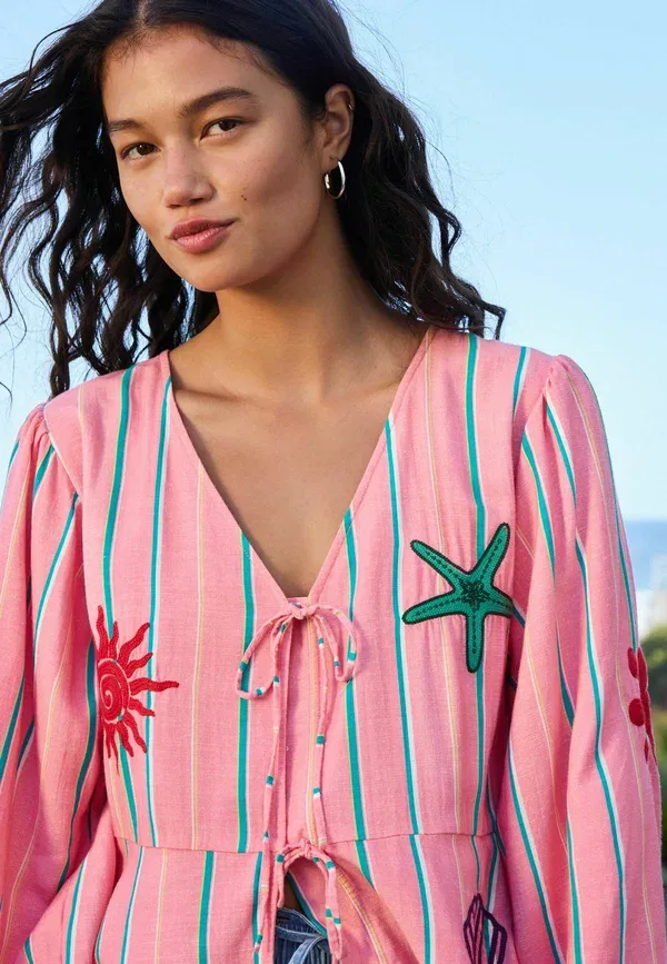 Блуза Regular fit, Next, модель tie front embroidered blouse, розовая полоска — фото 2