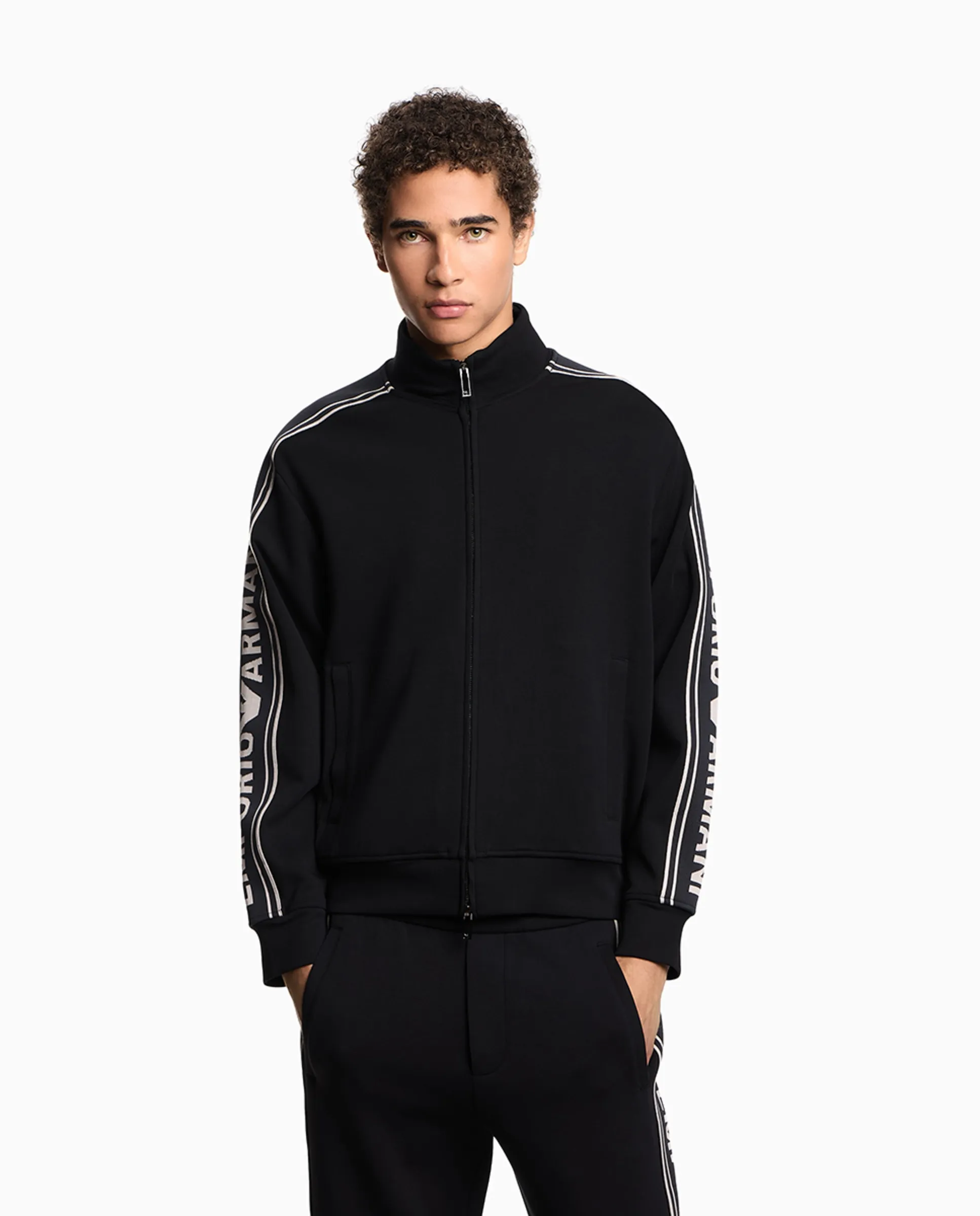 

Мужская спортивная куртка с логотипом на рукавах и застежкой-молнией Emporio Armani, черный