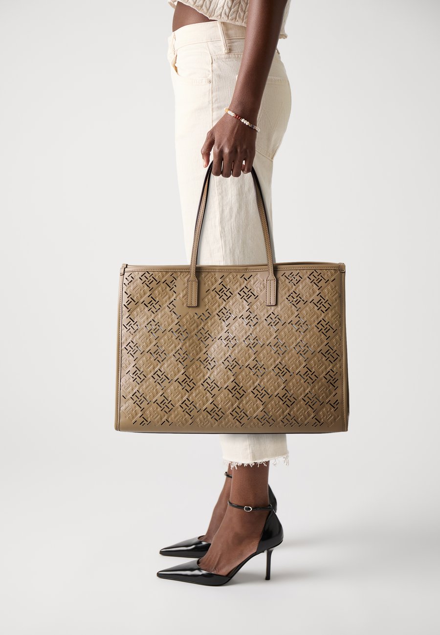 

Сумка-шоппер Tommy Hilfiger CITY TOTE MONO, Safari Canvas/Beige