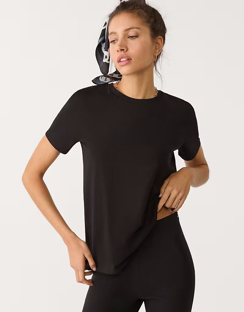 

Футболка Stradivarius Basic прямого кроя с круглым вырезом черного цвета