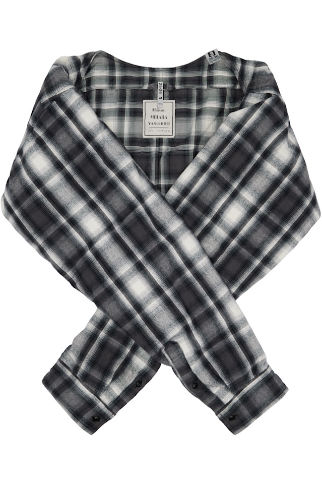 

Maison Mihara Yasuhiro Серо-Белый шарф на рукаве рубашки