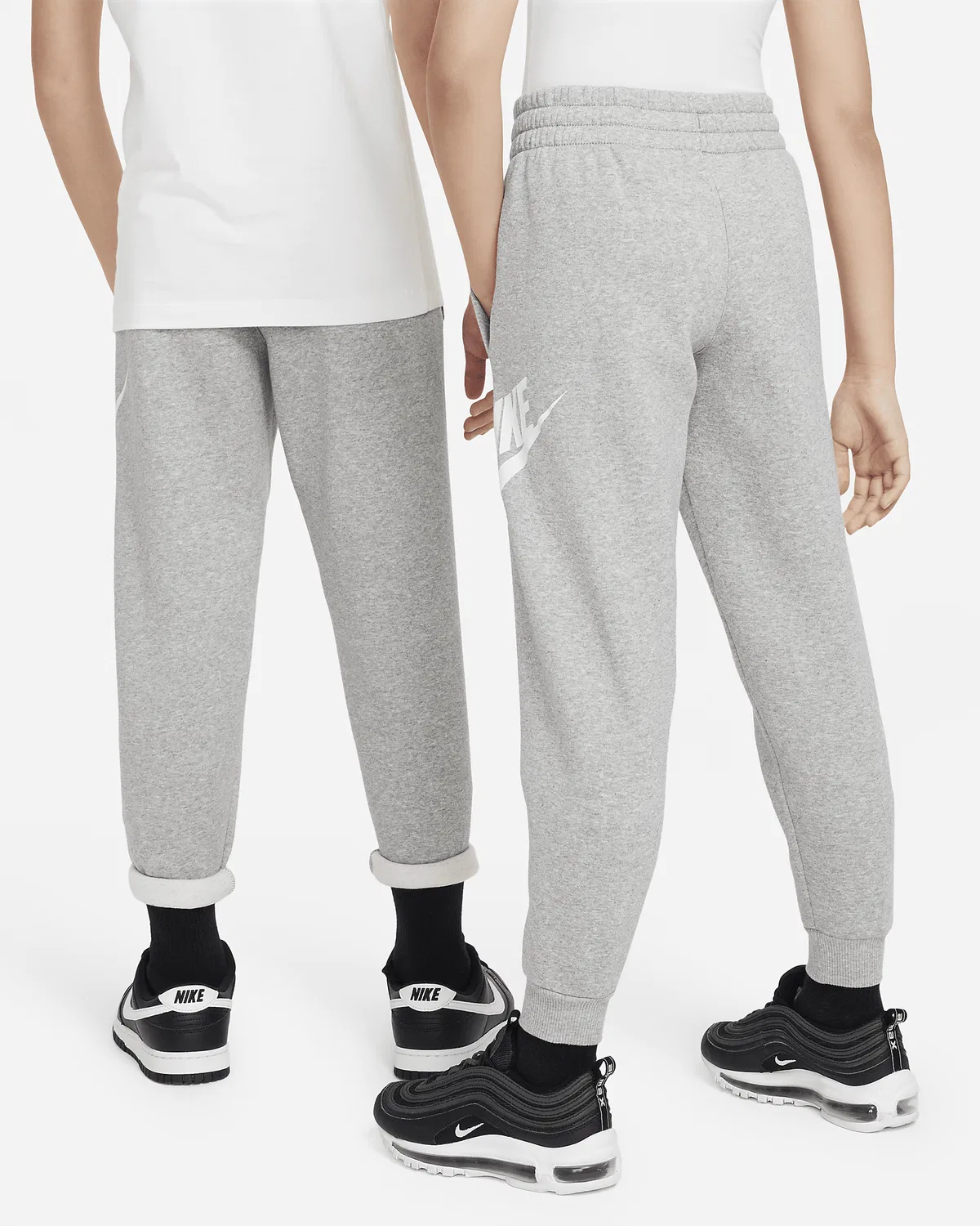 Джоггеры Nike Club Fleece для старших детей, Dark Grey Heather/Base Grey/White — фото 2
