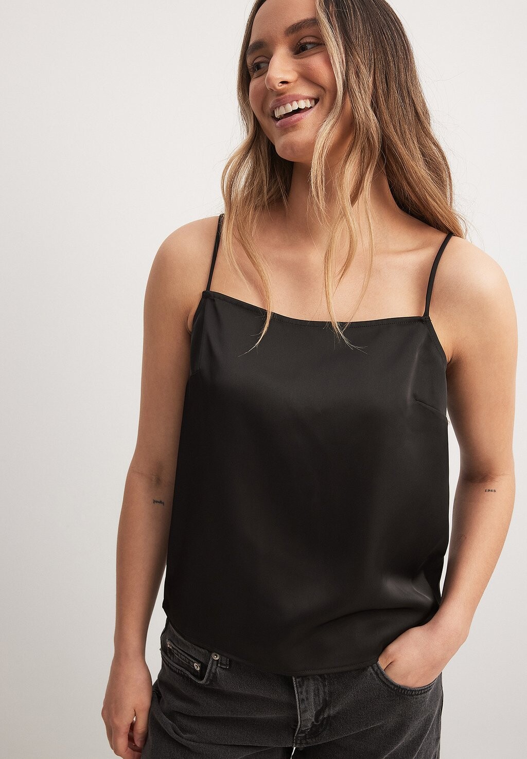 

Топ TIE BACK DETAIL SINGLET NA-KD, черный