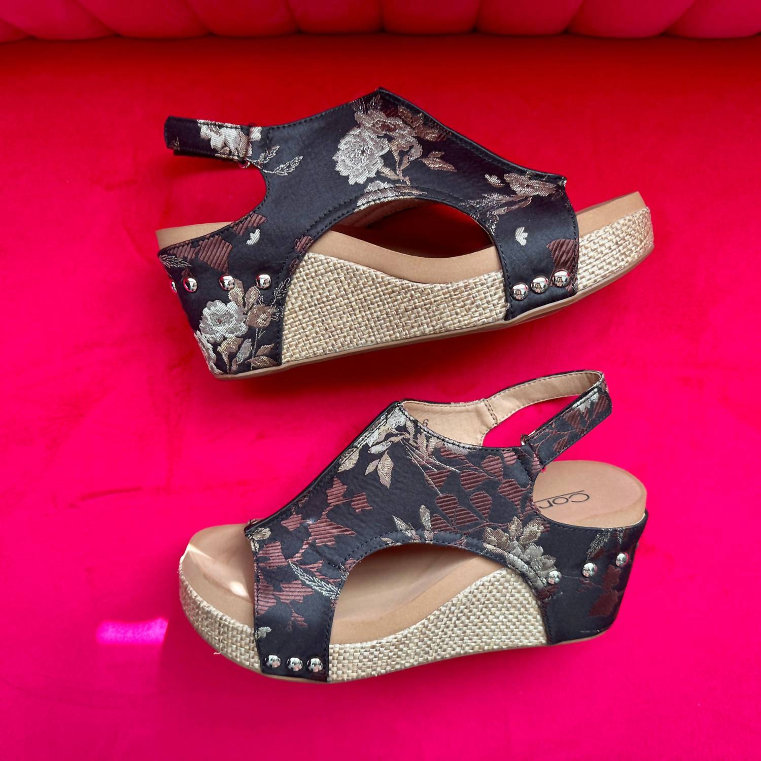 Женские босоножки Carley на клинье в черно-бежевом цветочном принте Corkys Footwear — фото 2