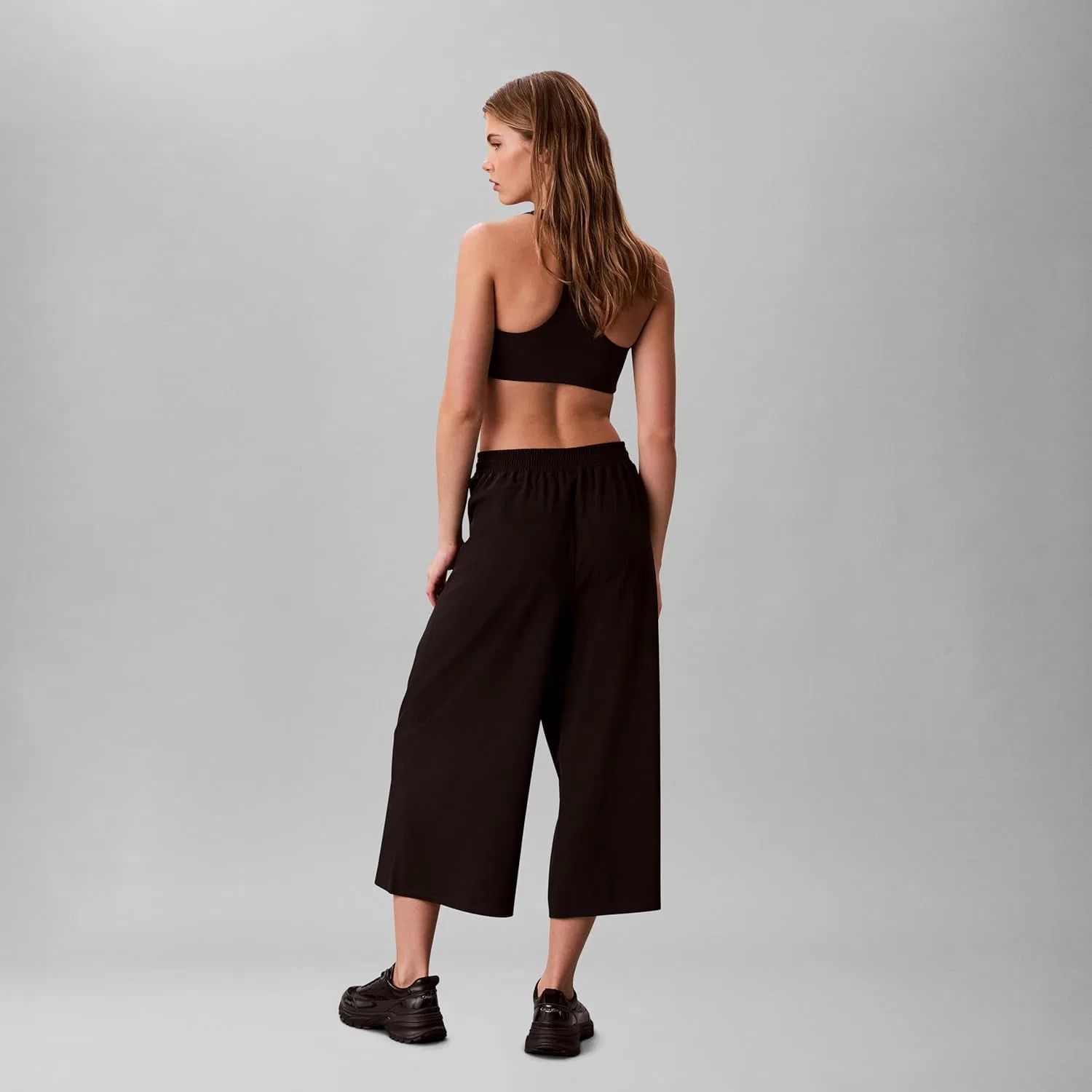 Женские брюки-капри Calvin Klein для поездок на работу и обратно, с широкими штанинами — фото 2