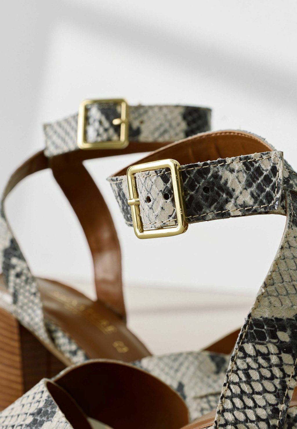 Сандалии REGULAR FIT - SIGNATURE CROSS-OVER DETAIL ANKLE STRAP BLOCK Next, серый — фото 4