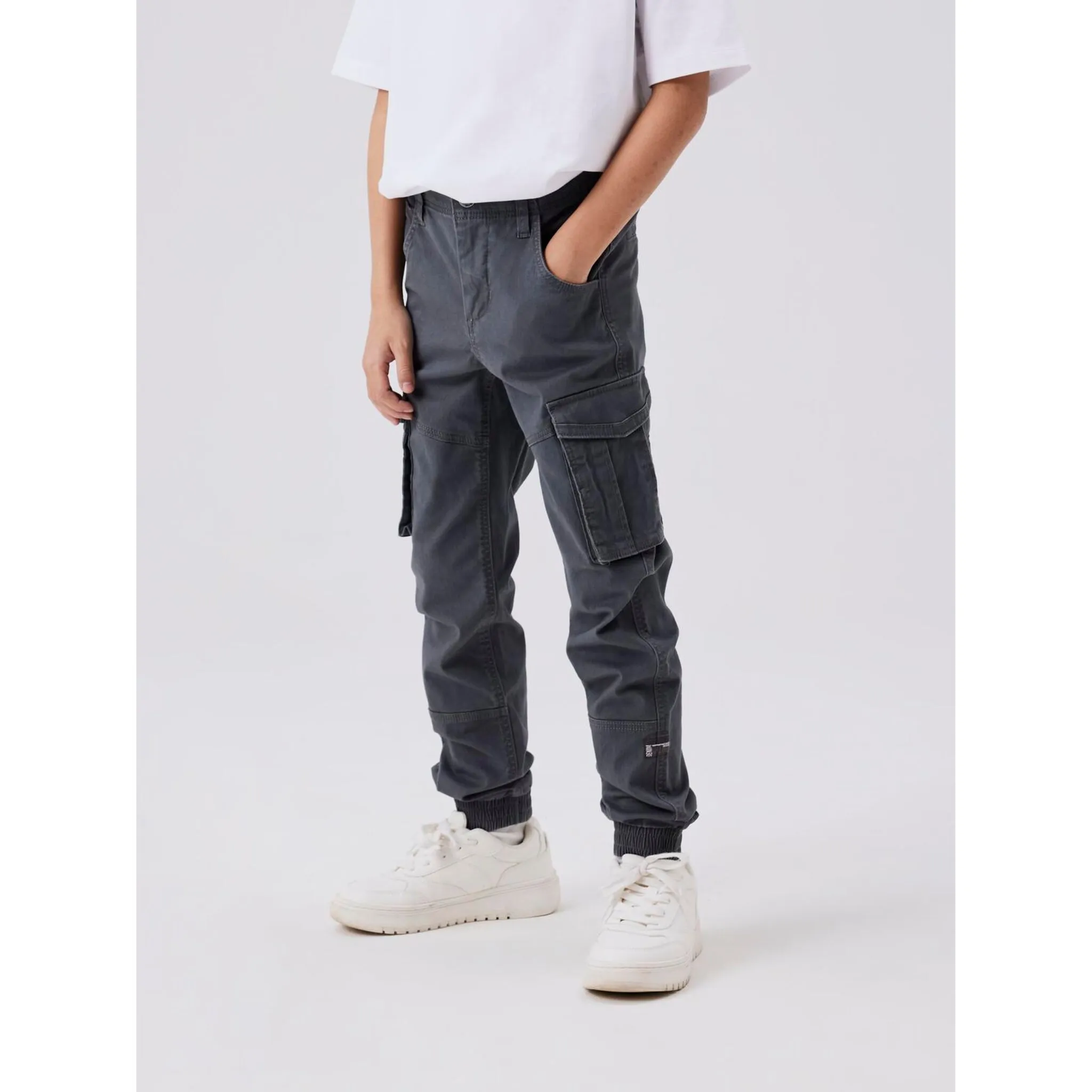 

Name It Брюки-чиносы It "NKMRYAN CARGO R TWI PANT 2222-BA NOOS", цвет Lava Smoke