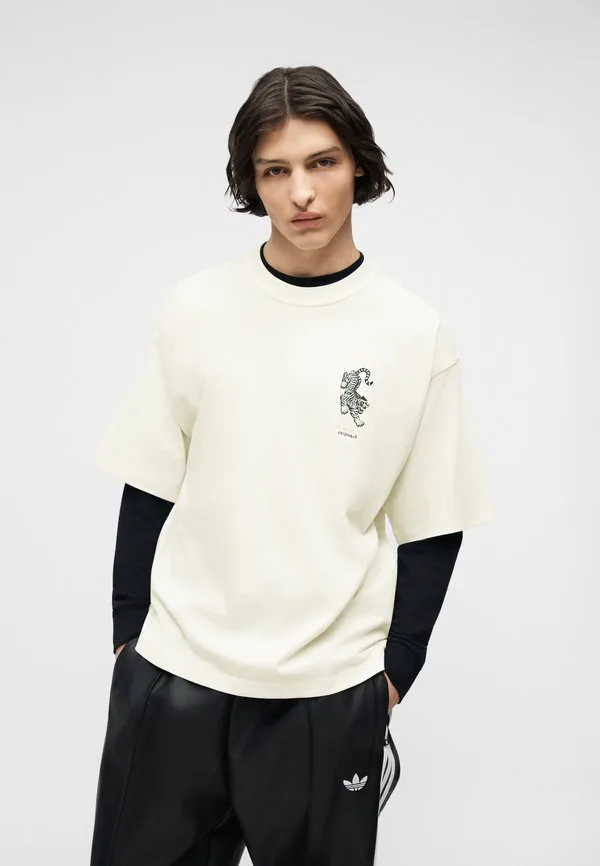 Футболка унисекс с принтом тигра Adidas Originals, Core White — фото 4