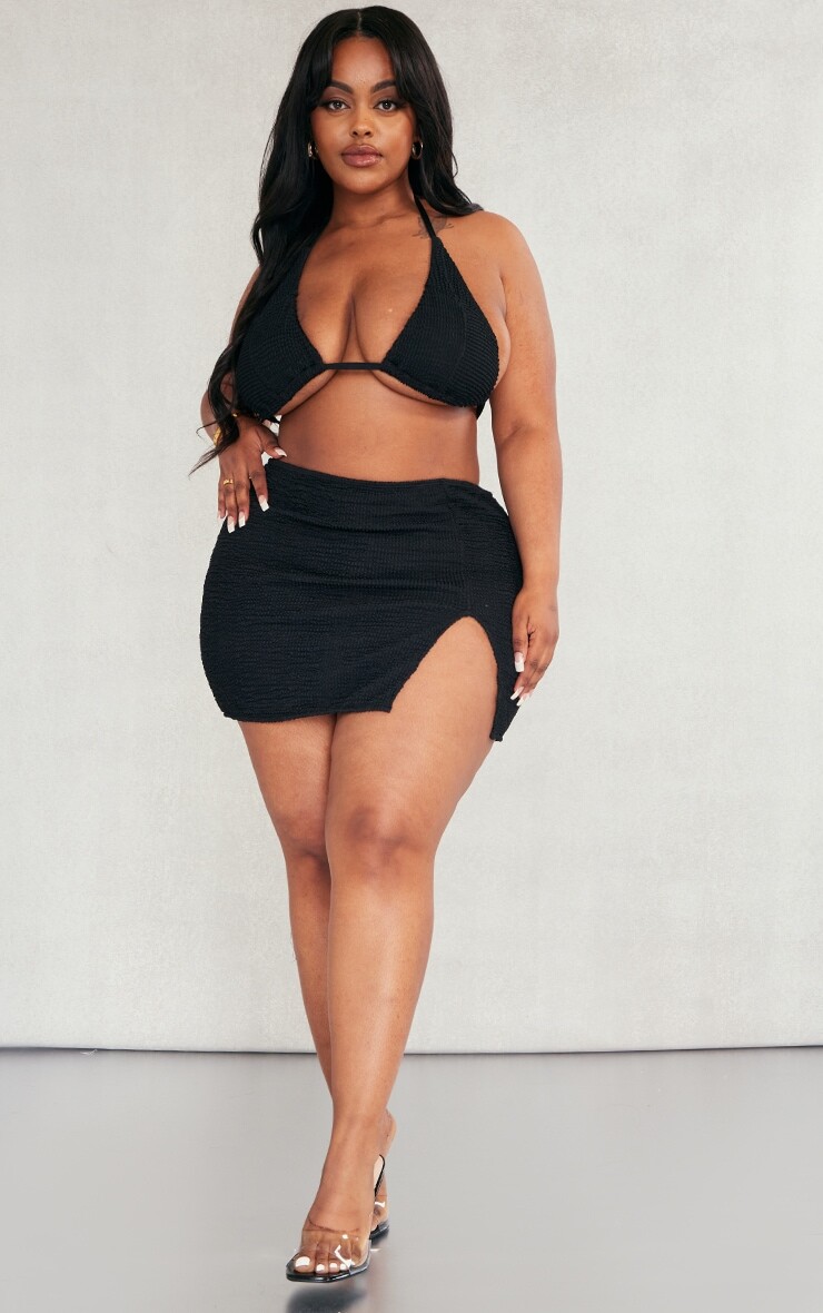 

PrettyLittleThing Плюс черная пляжная юбка с фактурным разрезом по бокам