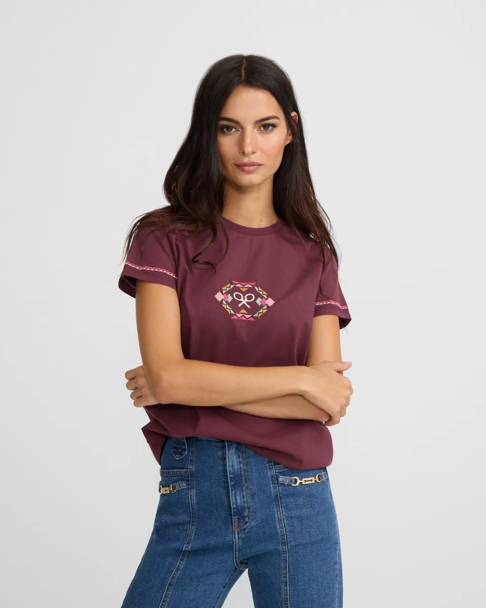 

Женская футболка с этнической вышивкой Silbon, гранатовый
