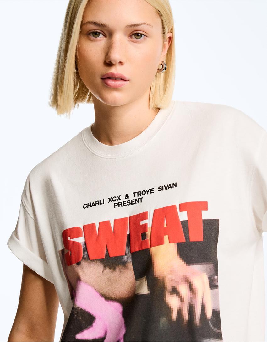 

Футболка с короткими рукавами Charli xcx & Troye Sivan Bershka, белый