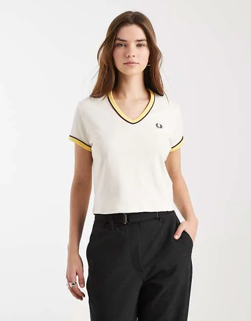 

Бежевая футболка с v-образным вырезом и логотипом Fred Perry, Бежевый, Бежевая футболка с v-образным вырезом и логотипом Fred Perry
