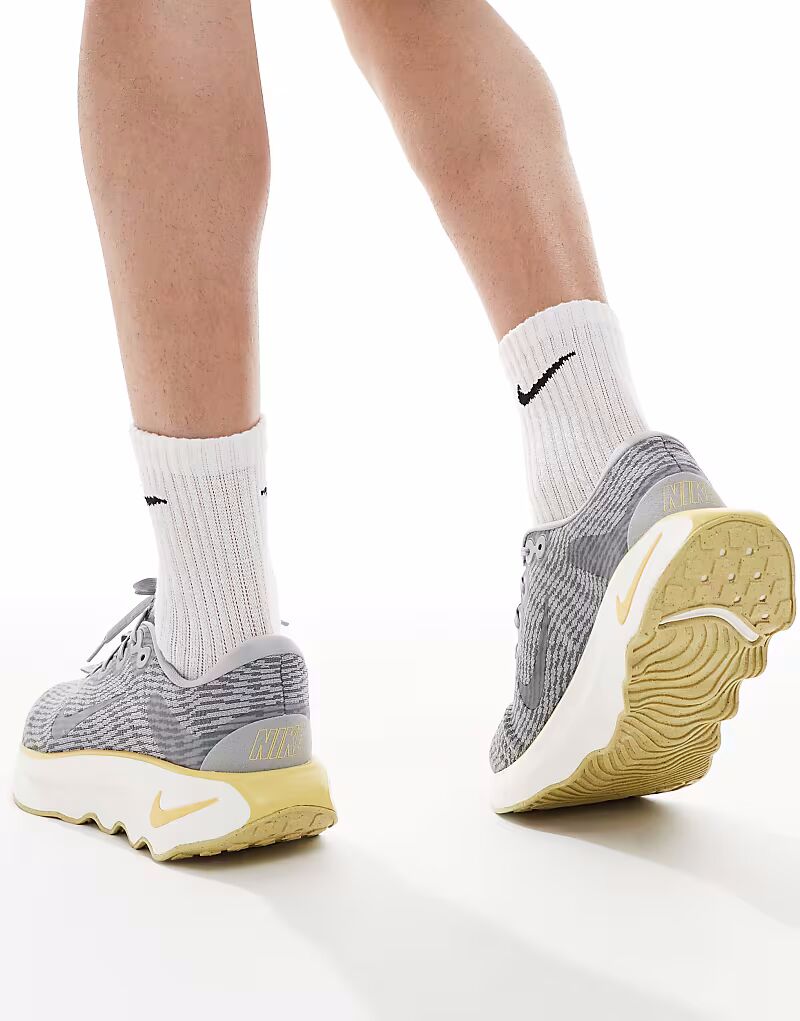 Кроссовки Nike Training Motiva серого цвета — фото 4