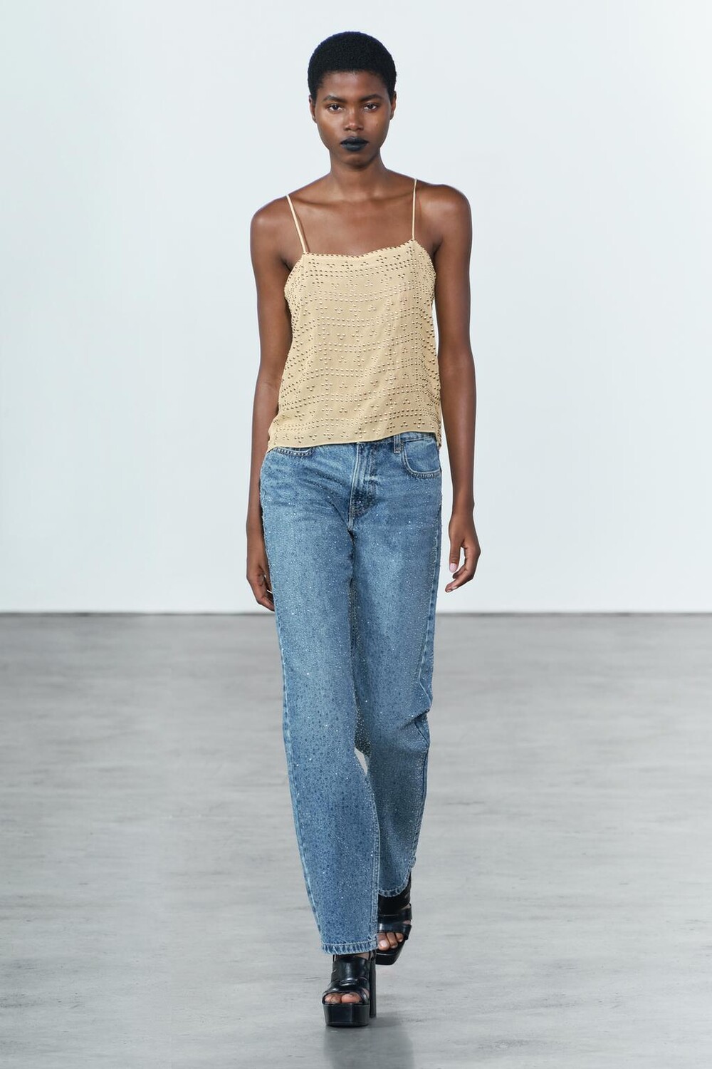 

Топ с шпильками ZARA, песочный