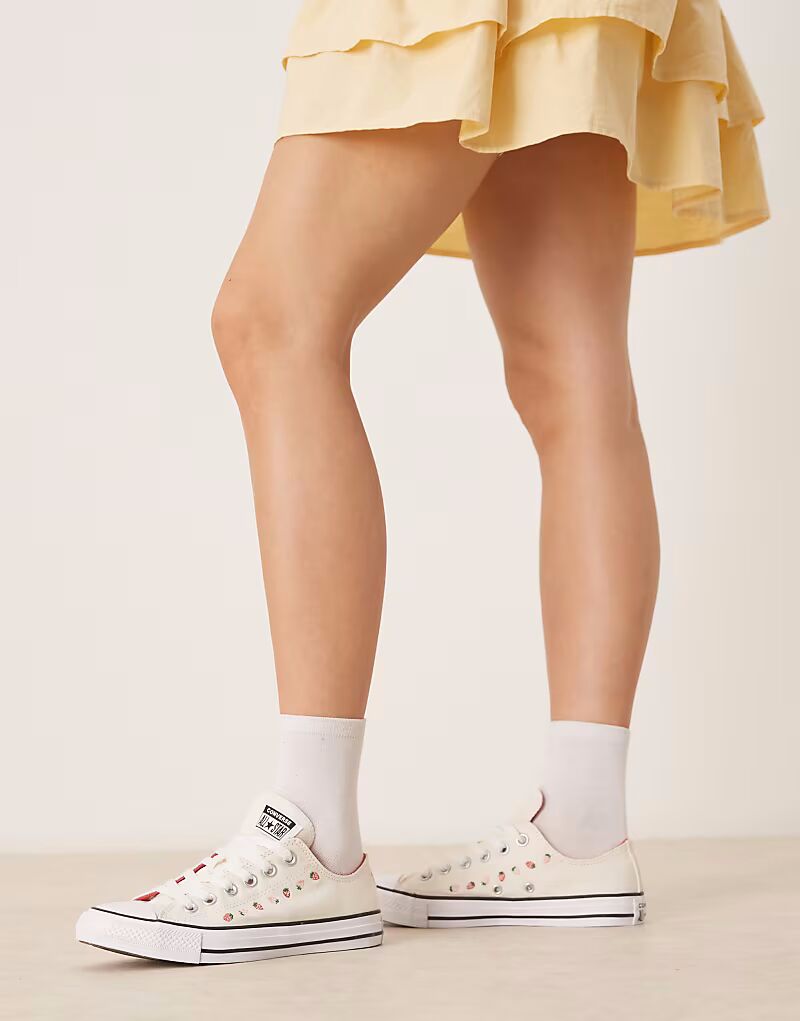 Кеды Converse Chuck Taylor All Star Ox белого цвета с деталями из клубники — фото 3