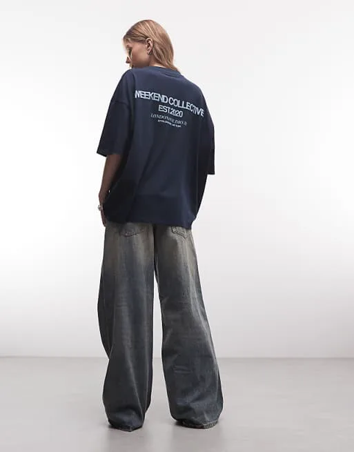 

Темно-синяя объемная футболка Weekend Collective Icon с ярким шрифтом на спине