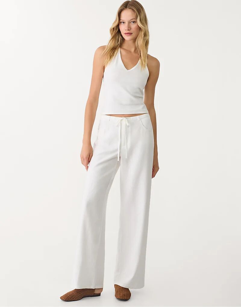 

Брюки Stradivarius Flowy с карманами в цвете экрю