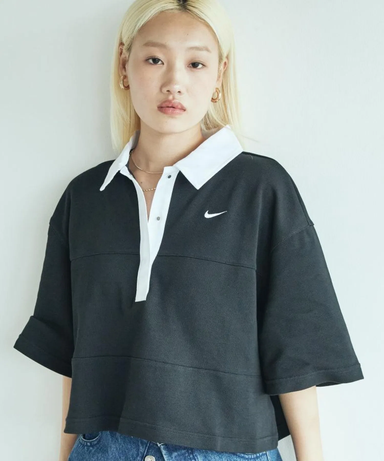 Женская поло-рубашка Nike Sportswear с коротким рукавом и свободным кроем, модель IB2154-010, черная.