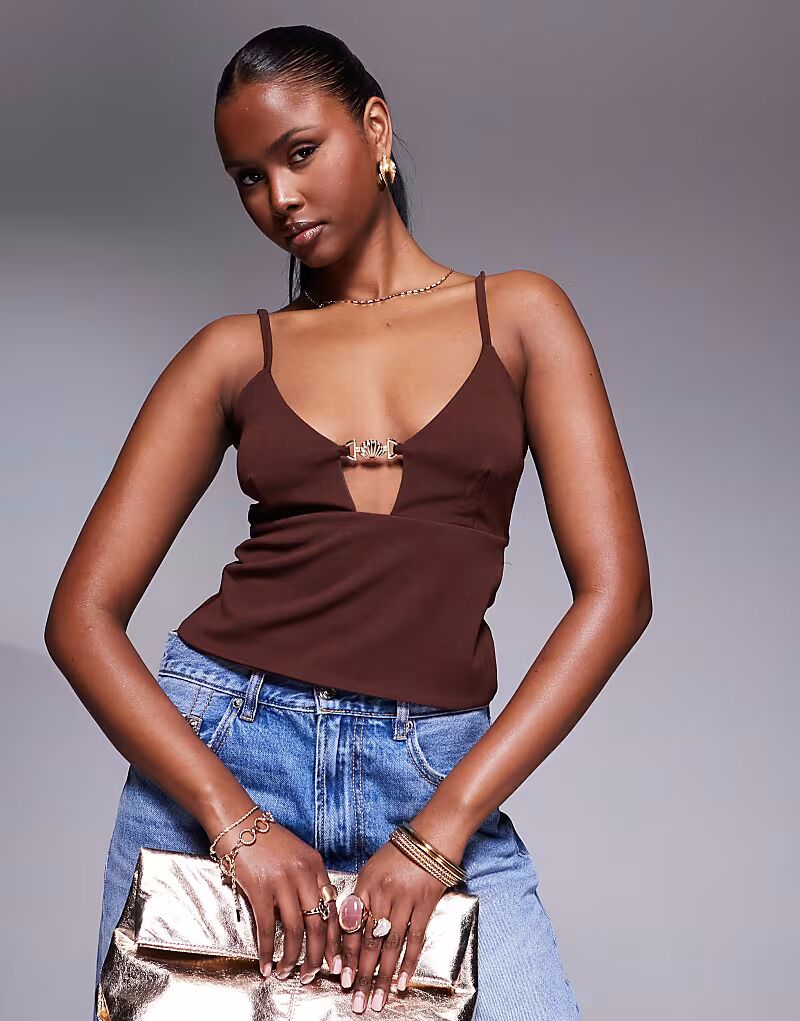 

Топ на бретелях ASOS DESIGN с чашечками на груди и золотой отделкой коричневого цвета