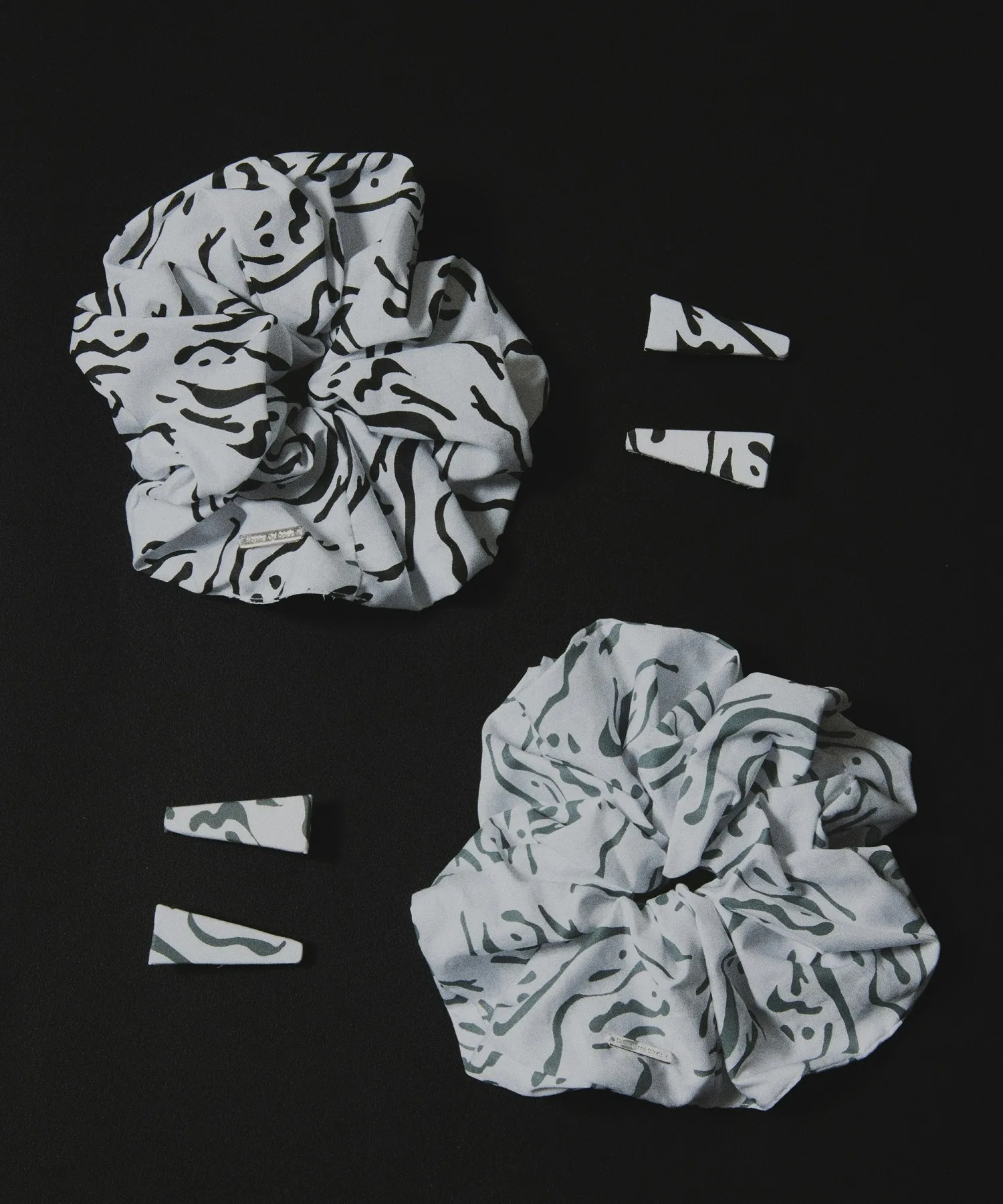 Набор для волос Sea Grass Scrunchie & Hairpin Set Nothing And Others, 2 заколки и резинка, чёрный — фото 3
