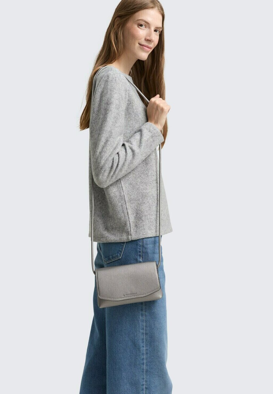 

Сумка кросс-боди TOM TAILOR Cross body bag, Metallic Grey/Grey