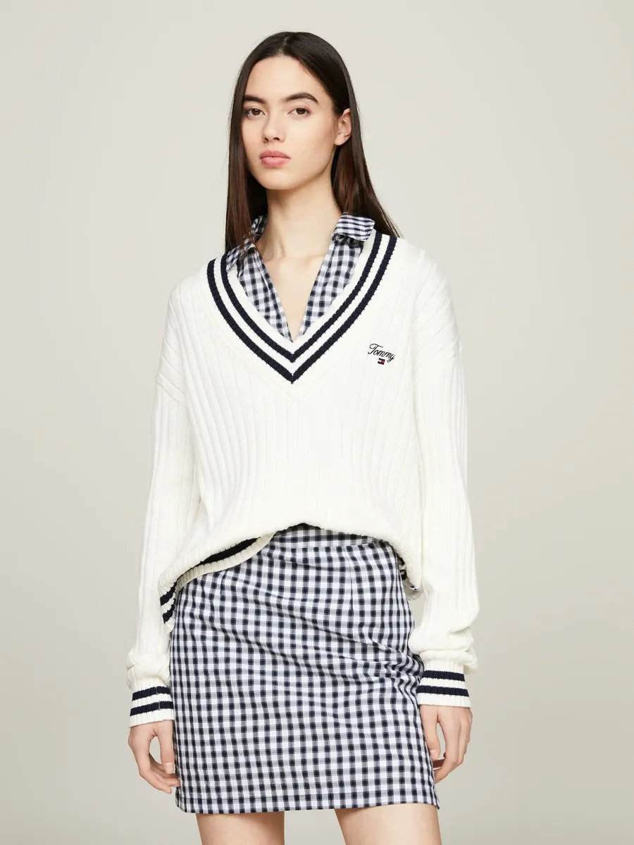 

Вязаный свитер Tommy Jeans "TJW SCRIPT V NECK RIB SWEATER ", белый