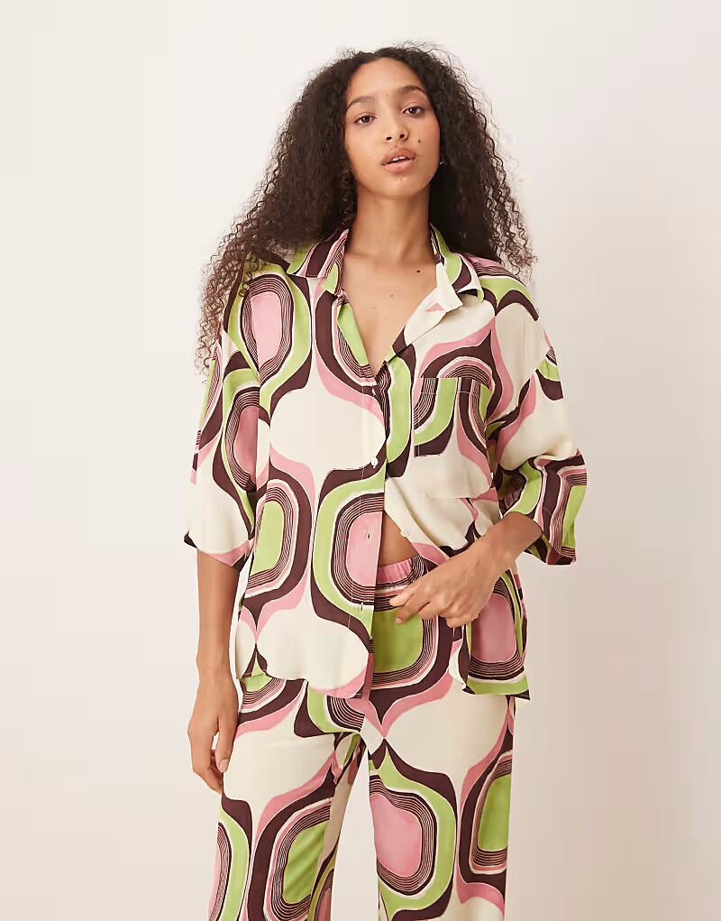 

Рубашка свободного кроя с абстрактным ретро-геометрическим принтом бежевого цвета Mango