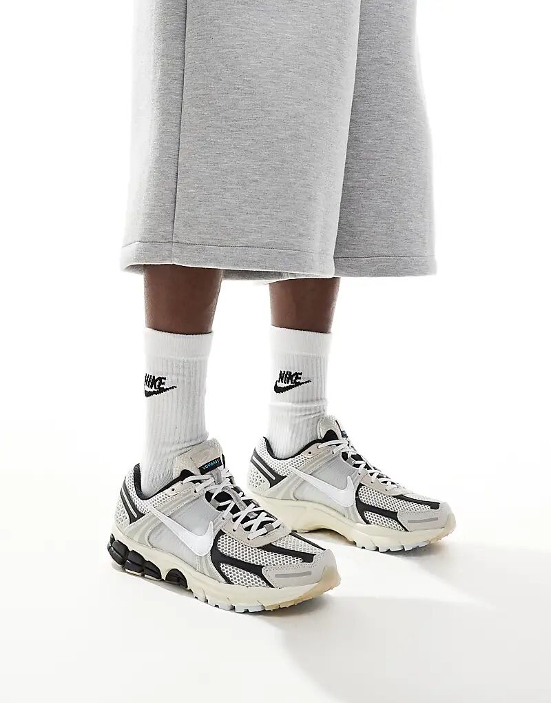 

Кроссовки Zoom Vomero 5 белого и черного цвета Nike