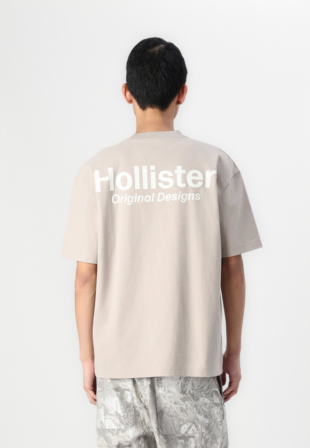 

Футболка с принтом BOXY TECH LOGO Hollister Co., коричневый