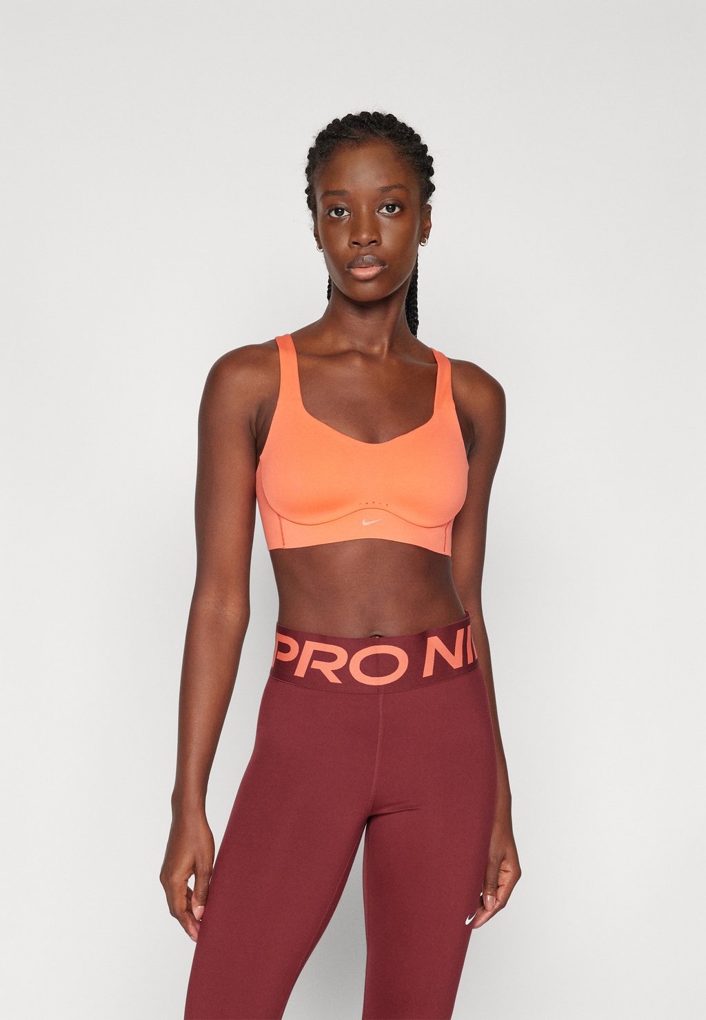 

Спортивный бюстгальтер ALATE BRA Nike Performance, коралловый