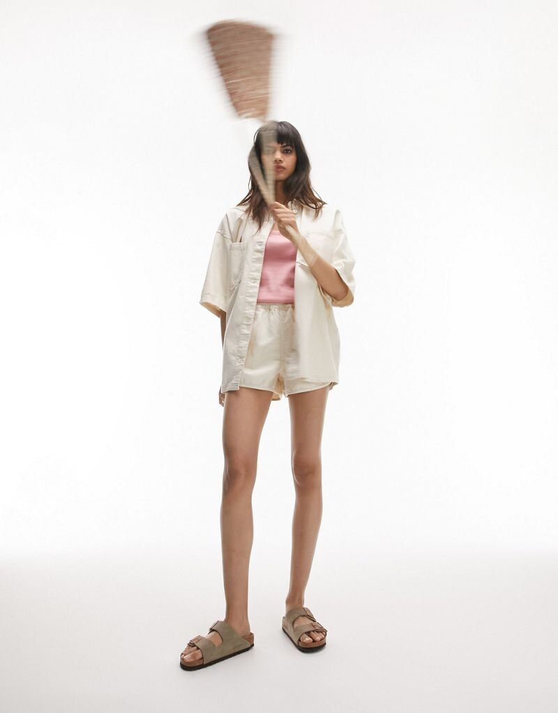 

Короткие джинсовые шорты Topshop цвета экрю