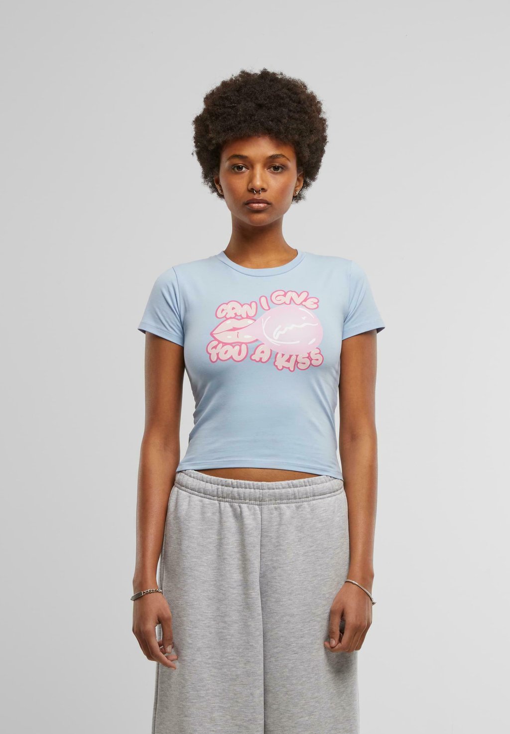 

Футболка с принтом SIGNATURE BUBBLEGUM SHORT Karl Kani, светло-голубой