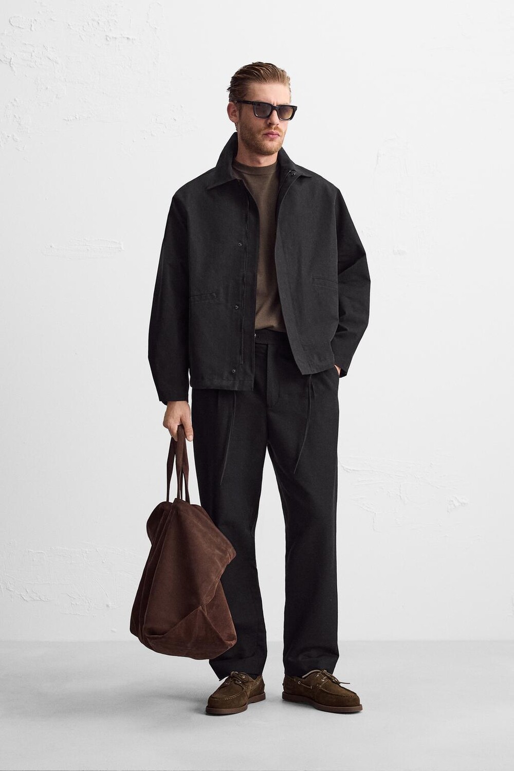 

Легкая куртка с карманами ZARA, черный