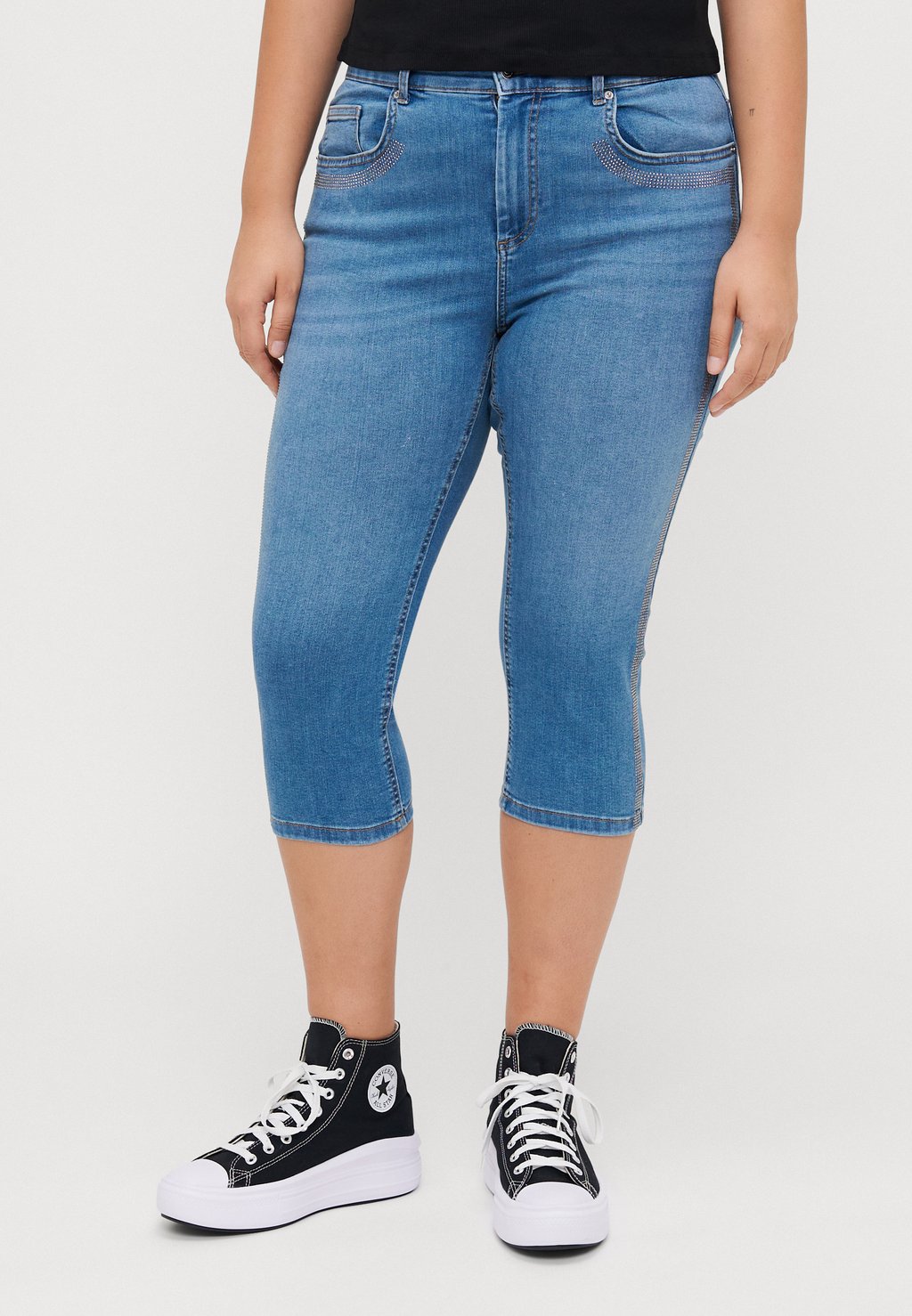 

Джинсовые шорты CARWILLY RHINESTONE CAPRI ONLY Carmakoma, цвет Medium Blue Denim