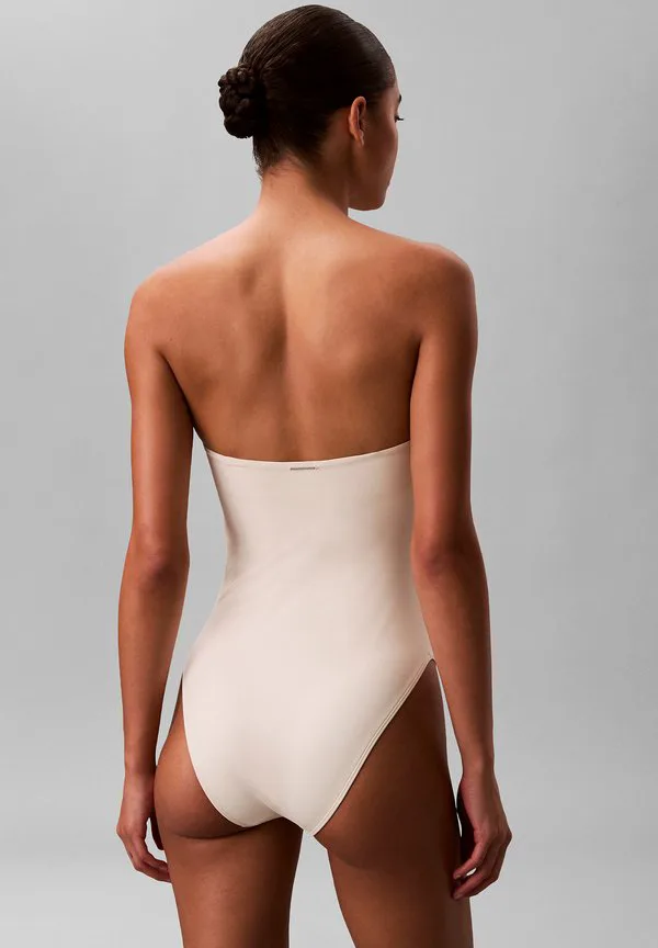 Цельный купальник без бретелей - базовый элемент гардероба. Calvin Klein Swimwear, Antique White — фото 3