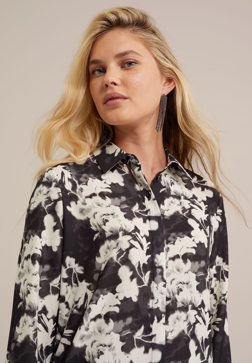 

Блузка на пуговицах WE Fashion, серый