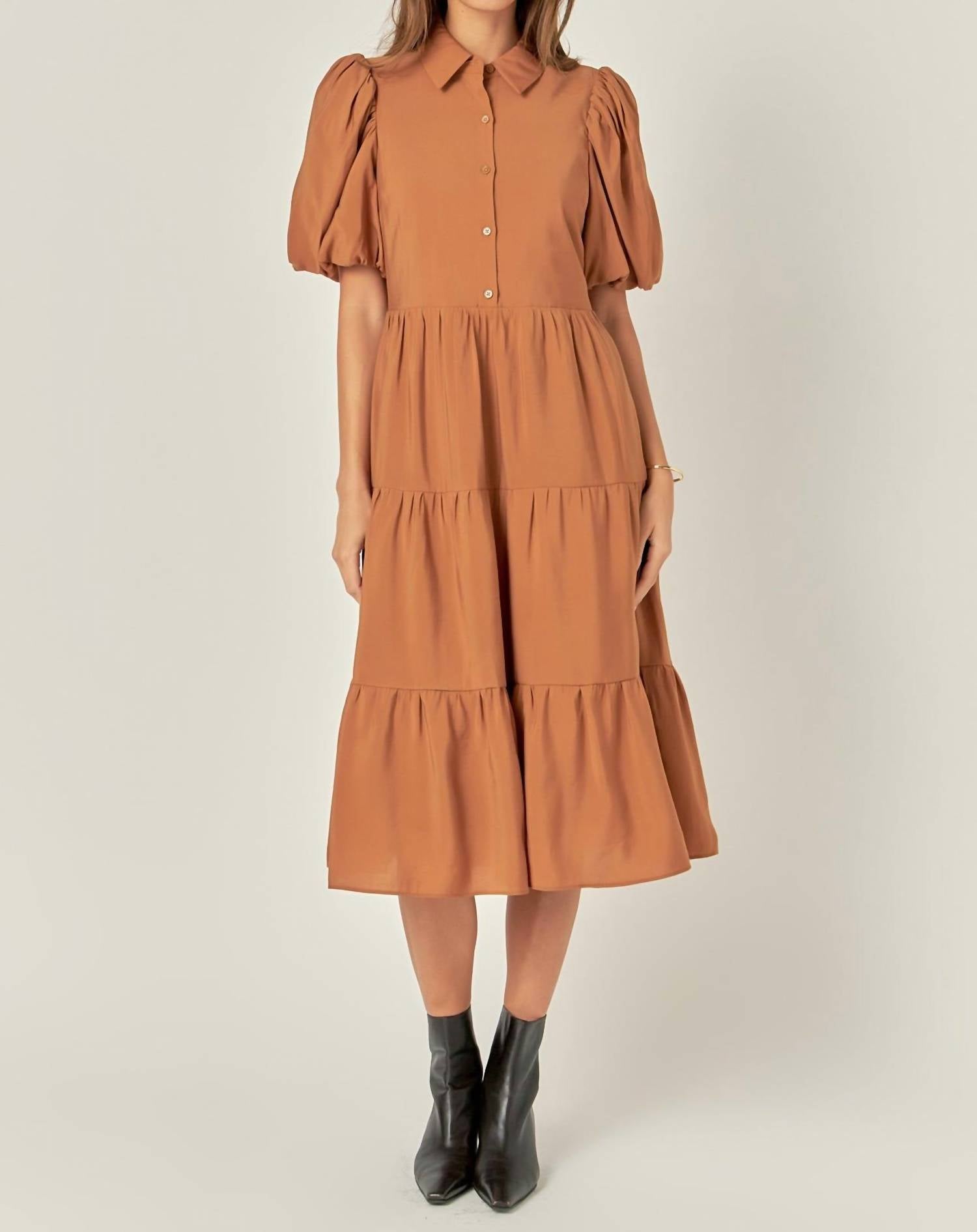 

Коричневое миди-платье с рукавом три четверти и ярусами English Factory