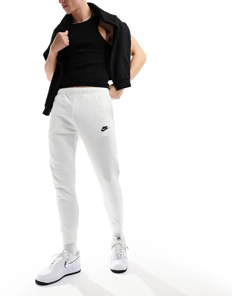 

Белые джоггеры с манжетами Nike Club