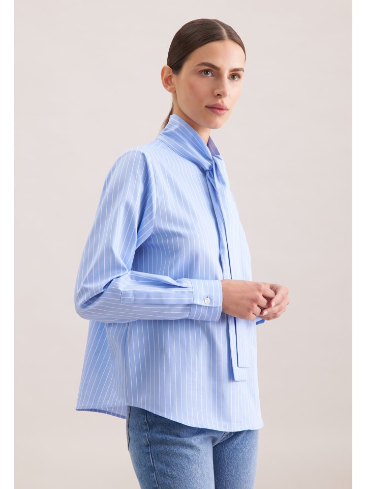 

Расклешенная блузка, стандартного кроя, светло-голубого цвета. Seidensticker