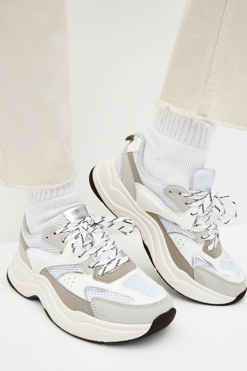 

Спортивные кроссовки Forever Comfort на шнуровке и толстой подошве Next, белый