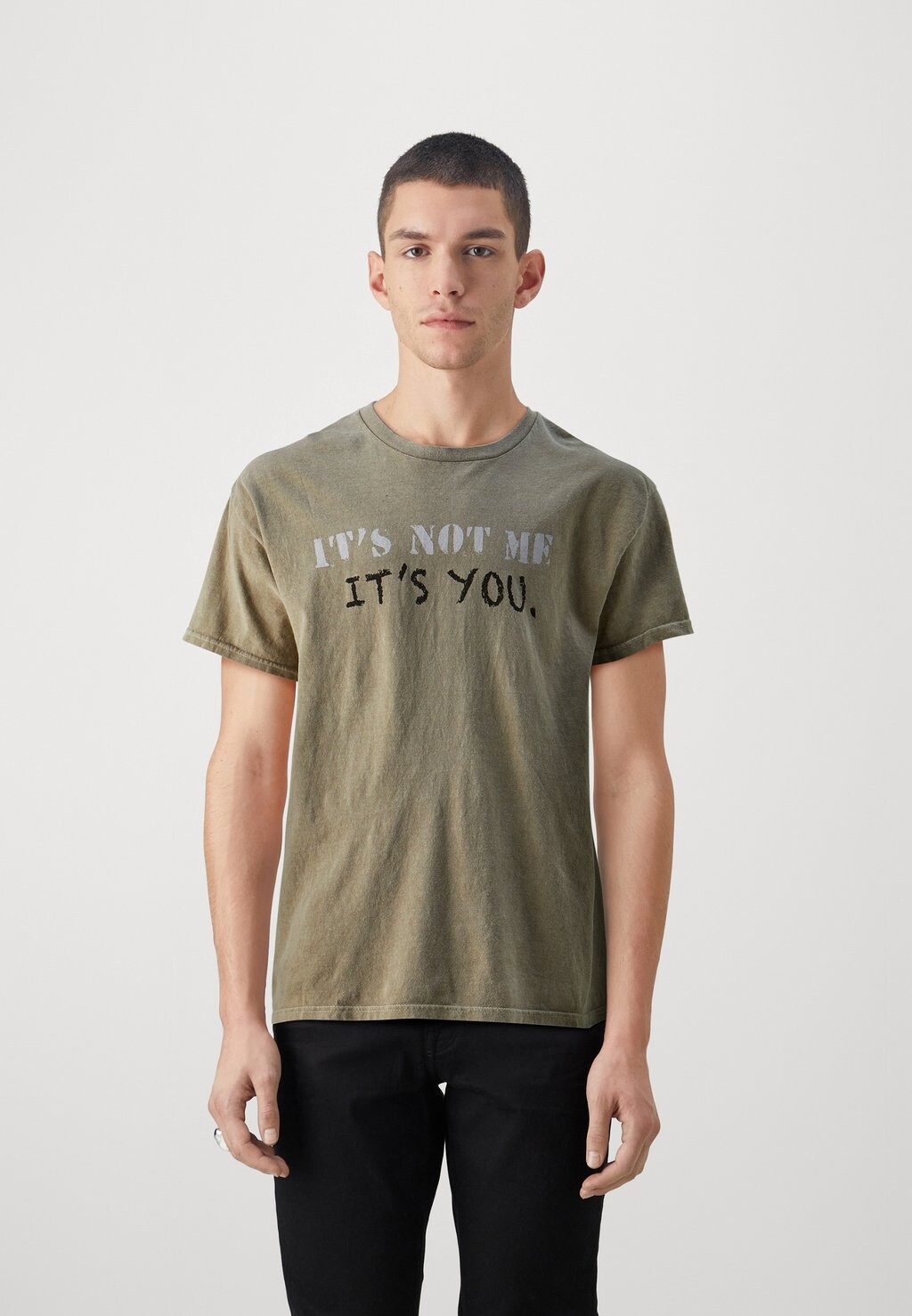 

Футболка с принтом ITS NOT YOU TEE UNISEX BDG Urban Outfitters, земля